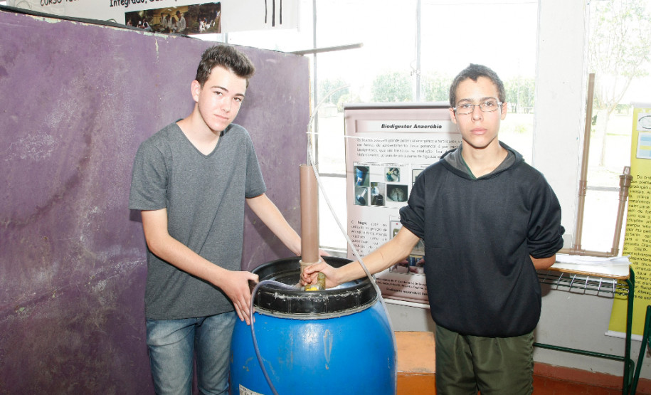Os alunos do 1° ano do curso técnico em Energias Renováveis, Marcos Paulo de Jesus, 15 anos; e Fabrício dos Santos, também de 15 anos, desenvolveram o projeto Biodigestor Anaeróbico, que funciona com energia provida de dejetos de suínos e bovinos