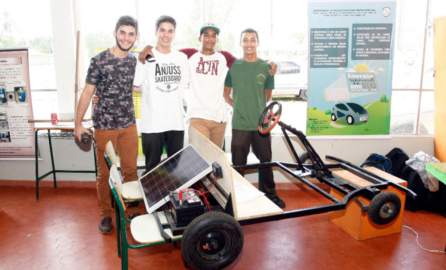 Mais de 30 pesquisas científicas estão expostas na terceira edição do “Dia de Campo e Feira de Profissões – Educação, Produção e Tecnologia”, promovida pelo Centro Estadual de Educação Profissional (CEEP) Newton Freire Maia, em Pinhais, na Região Metropolitana de Curitiba. Os trabalhos foram desenvolvidos ao longo do ano e são apresentados à comunidade, agricultores e empresários nesta quarta (11) e quinta-feira (12).