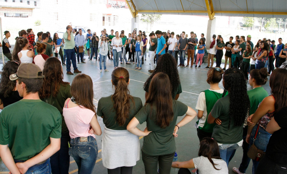 Mais de 30 pesquisas científicas estão expostas na terceira edição do “Dia de Campo e Feira de Profissões – Educação, Produção e Tecnologia”, promovida pelo Centro Estadual de Educação Profissional (CEEP) Newton Freire Maia, em Pinhais, na Região Metropolitana de Curitiba. Os trabalhos foram desenvolvidos ao longo do ano e são apresentados à comunidade, agricultores e empresários nesta quarta (11) e quinta-feira (12).