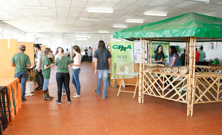 Mais de 30 pesquisas científicas estão expostas na terceira edição do “Dia de Campo e Feira de Profissões – Educação, Produção e Tecnologia”, promovida pelo Centro Estadual de Educação Profissional (CEEP) Newton Freire Maia, em Pinhais, na Região Metropolitana de Curitiba. Os trabalhos foram desenvolvidos ao longo do ano e são apresentados à comunidade, agricultores e empresários nesta quarta (11) e quinta-feira (12).