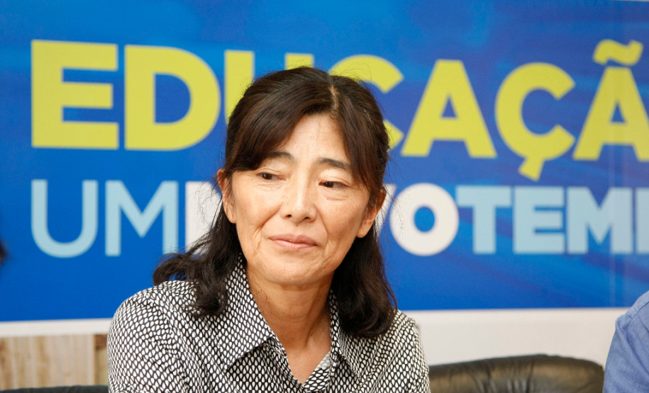 A supervisora educacional japonesa Shimauchi Mitsuko, do município de Toyohashi, visitou durante dois meses e meio escolas de Curitiba, Londrina, Maringá e Paranavaí e conheceu de perto um pouco do dia a dia das escolas paranaenses. “Esse contato foi importante para passar alguns conhecimentos e também conhecer novas ferramentas de trabalho que podemos utilizar no Japão”, disse Shimauchi Mitsuko, que é professora de Matemática.