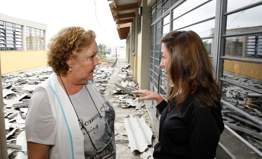 A superintendente de Desenvolvimento Educacional, Vanda Dolci Garcia (direita), acompanhou as vistorias nesta quinta-feira (12). “As equipes de engenharia estão finalizando o orçamento dos estragos causados pela chuva. Assim que for concluído iniciaremos o processo para a contratação da empresa que fará os trabalhos, o mais rápido possível”, disse Vanda.