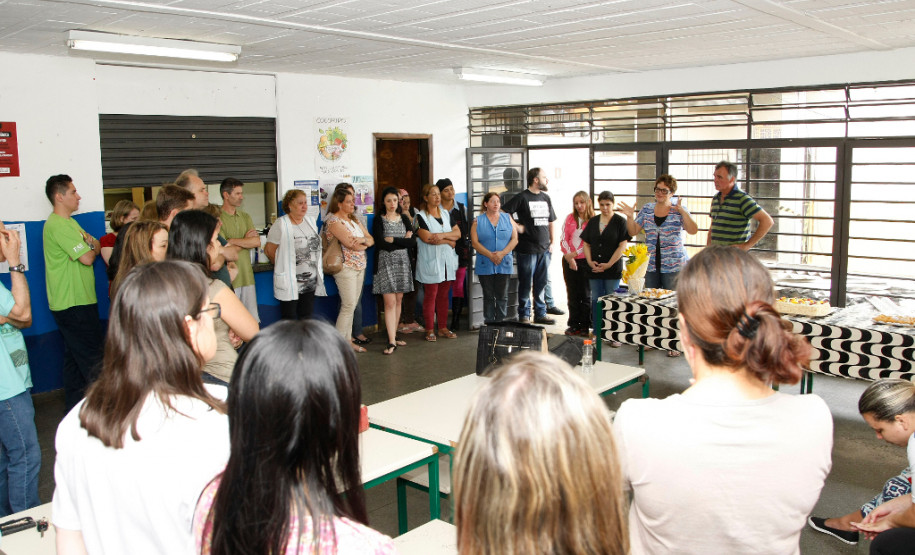 A forte chuva que atingiu Curitiba na quarta-feira (11) destelhou parte do setor administrativo do Colégio Estadual João Bettega, no bairro Novo Mundo. No entanto, os estragos não vão prejudicar o andamento do cronograma escolar, já que as salas de aula não foram atingidas. O calendário será cumprido até o dia 23 de dezembro.