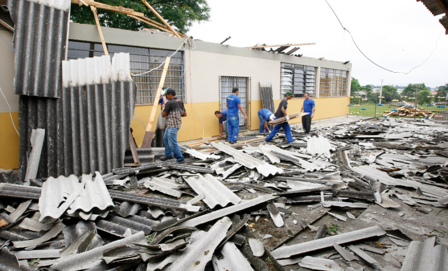 Uma equipe com sete detentos, que participam do programa Mãos Amigas, trabalha na limpeza dos entulhos para facilitar a execução da futura obra. O Mãos Amigas foi criado em 2012 com o objetivo contribuir para o processo de ressocialização redução da punição dos presos. Eles realizam serviços de reformas em prédios públicos, como escolas.