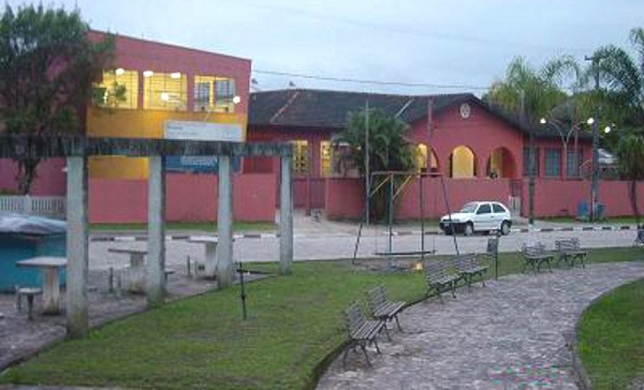 Professora Ana Seres, visitou esta semana as escolas da região litorânea, incluindo as unidades que funcionam nas ilhas. Na foto, o Colégio Estadual Marcílio Dias, em Guaraqueçaba.