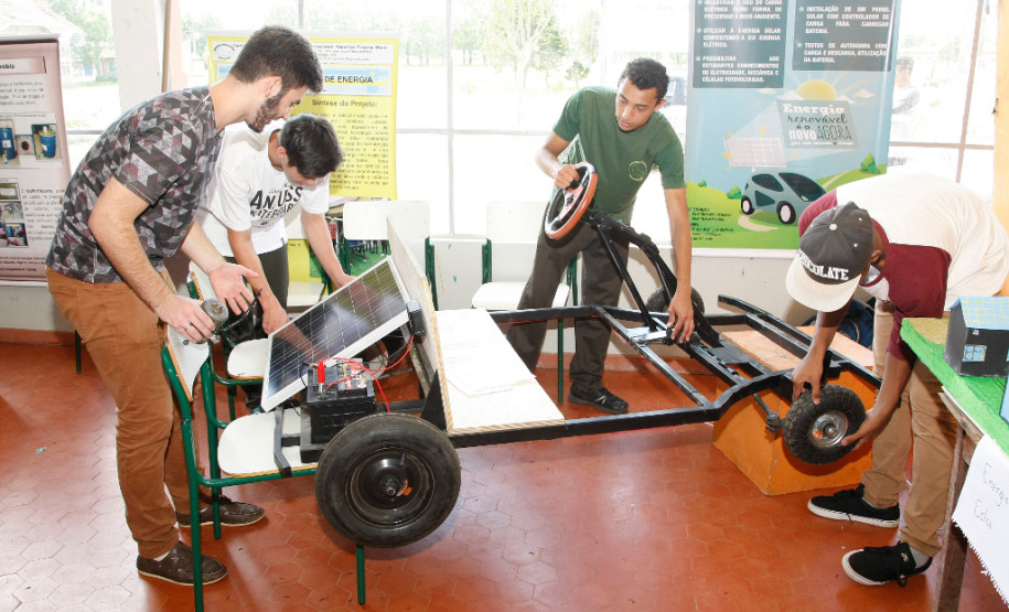 Estudantes do 1° ano do curso técnico em Energias Renováveis do Centro Estadual de Educação Profissional Newton Freire Maia, em Pinhais, na Região Metropolitana de Curitiba, trabalham há um ano no protótipo de carro movido a energia solar. O experimento foi apresentado durante a terceira edição do “Dia de Campo e Feira de Profissões – Educação, Produção e Tecnologia” realizada pelo Centro na semana passada.