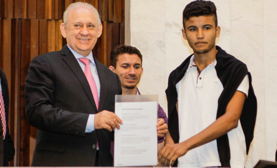 Alunos do projeto "Geração Atitude", entregam projeto de lei ao presidente da Assembleia Legislativa, deputado Ademar Traiano. Na foto, o aluno da escola Tancredo Neves, de Foz do Iguaçu, Matheus Moreno Romero, entrega seu projeto. Curitiba, 16/11/2015.
