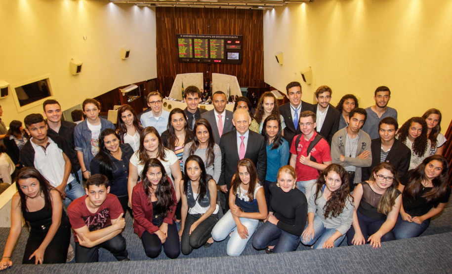 Alunos do projeto "Geração Atitude", entregam projeto de lei ao presidente da Assembleia Legislativa, deputado Ademar Traiano. Curitiba, 16/11/2015.