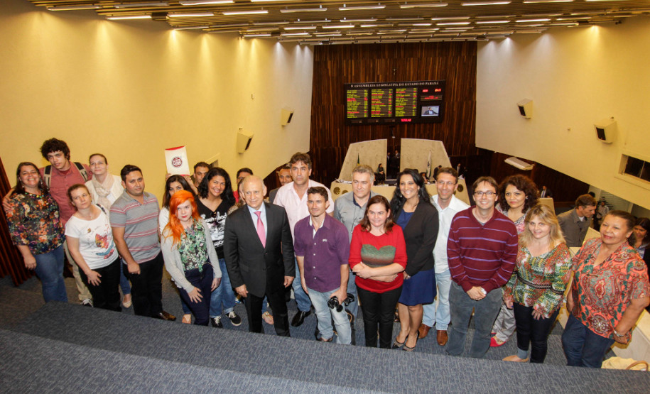 Alunos do projeto "Geração Atitude", entregam projeto de lei ao presidente da Assembleia Legislativa, deputado Ademar Traiano. Curitiba, 16/11/2015.