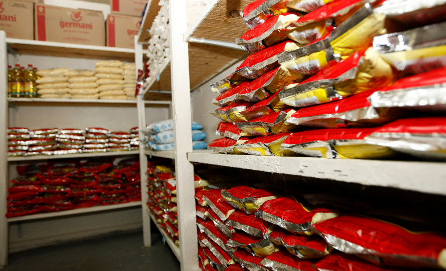 As 2,5 mil escolas estaduais e conveniadas do Paraná receberam a quarta e última remessa deste ano de alimentos não perecíveis da merenda escolar. São 22 itens como arroz, feijão, biscoitos, leite em pó, chá mate e aveia, por exemplo, que compõem a entrega para cada estabelecimento de ensino. O volume é de 1,7 mil toneladas de alimentos, com investimento de R$ 9,2 milhões.