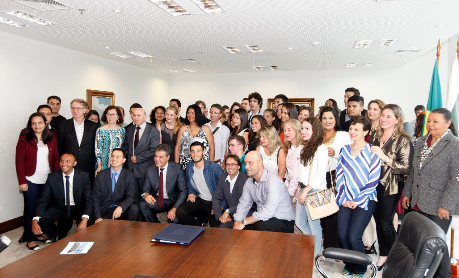 Richa recebe estudantes do projeto Geração Atitude O governador Beto Richa recebeu nesta terça-feira (17), no Palácio Iguaçu, em Curitiba, estudantes e professores que participam do projeto Geração Atitude, uma parceria do Governo do Estado, por meio da Secretaria da Educação e da Assessoria Especial de Juventude, com Ministério Público, Tribunal de Justiça e Assembleia Legislativa. Após o encontro com Richa, os jovens se reuniram com vice-governadora Cida Borghetti e a secretária da Educação, Ana Seres.