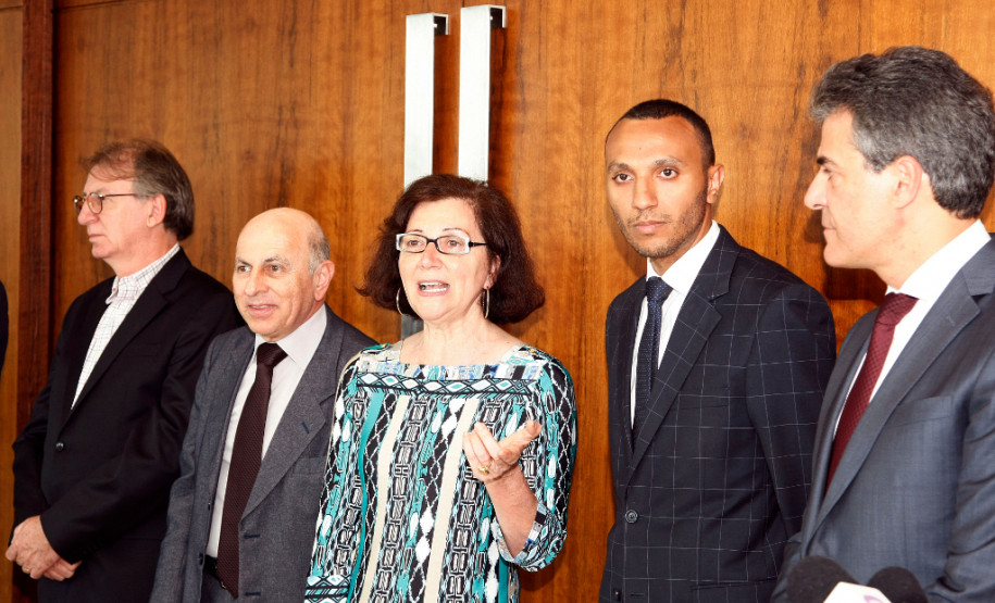 Richa recebe estudantes do projeto Geração Atitude O governador Beto Richa recebeu nesta terça-feira (17), no Palácio Iguaçu, em Curitiba, estudantes e professores que participam do projeto Geração Atitude, uma parceria do Governo do Estado, por meio da Secretaria da Educação e da Assessoria Especial de Juventude, com Ministério Público, Tribunal de Justiça e Assembleia Legislativa. Após o encontro com Richa, os jovens se reuniram com vice-governadora Cida Borghetti e a secretária da Educação, Ana Seres.