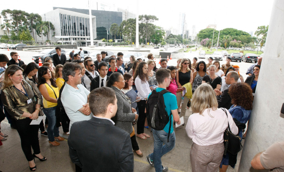 Richa recebe estudantes do projeto Geração Atitude O governador Beto Richa recebeu nesta terça-feira (17), no Palácio Iguaçu, em Curitiba, estudantes e professores que participam do projeto Geração Atitude, uma parceria do Governo do Estado, por meio da Secretaria da Educação e da Assessoria Especial de Juventude, com Ministério Público, Tribunal de Justiça e Assembleia Legislativa. Após o encontro com Richa, os jovens se reuniram com vice-governadora Cida Borghetti e a secretária da Educação, Ana Seres.