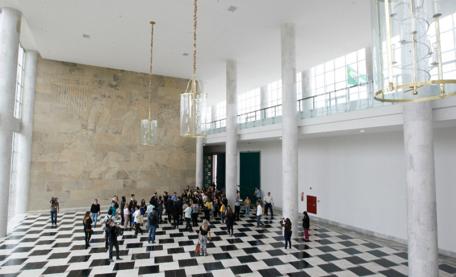 Richa recebe estudantes do projeto Geração Atitude O governador Beto Richa recebeu nesta terça-feira (17), no Palácio Iguaçu, em Curitiba, estudantes e professores que participam do projeto Geração Atitude, uma parceria do Governo do Estado, por meio da Secretaria da Educação e da Assessoria Especial de Juventude, com Ministério Público, Tribunal de Justiça e Assembleia Legislativa. Após o encontro com Richa, os jovens se reuniram com vice-governadora Cida Borghetti e a secretária da Educação, Ana Seres.