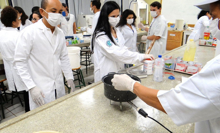 O alunos do Curso Técnico em Química do Colégio Estadual Professor Victório Emanuel Abrozino, em Cascavel, Oeste do Paraná, desenvolvem o projeto “EcoSabão - Produção artesanal de sabão na escola: uma experiência química de solidariedade e sustentabilidade”