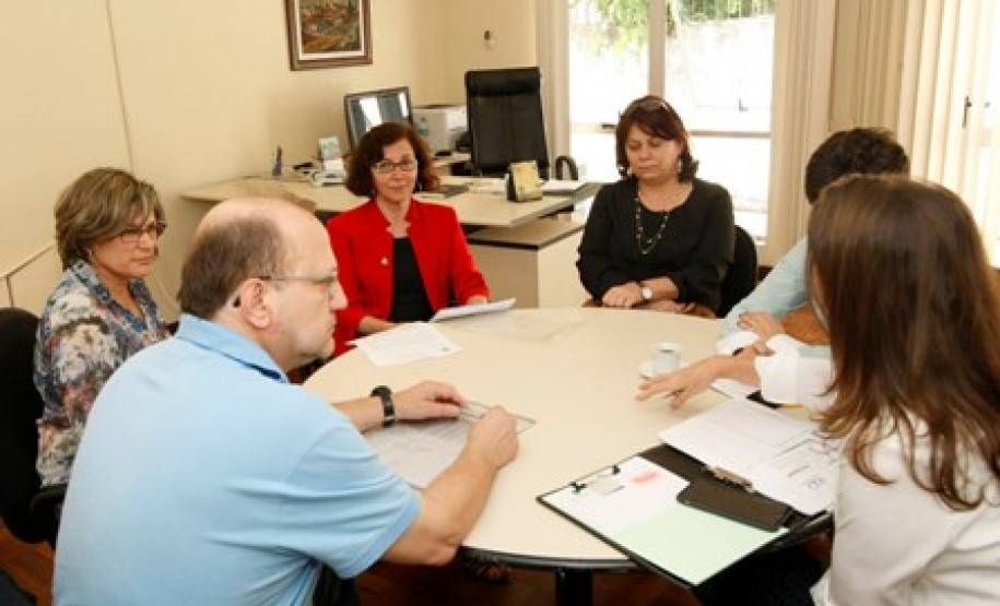 As matrículas e rematrículas para o próximo ano letivo, no Colégio Tiradentes, no centro de Curitiba, podem ser feitas normalmente. A orientação é da Secretaria de Estado da Educação (SEED). Na tarde desta quarta-feira (18), a secretária de Estado da Educação, professora Ana Seres, recebeu representantes da direção do colégio e tranquilizou a comunidade escolar daquela unidade.