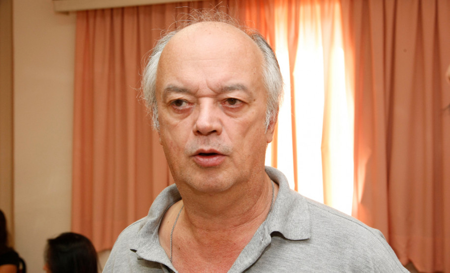 Professores debatem propostas para cursos técnicos Para o professor do curso de Meio Ambiente Carlos Augusto Vieira, do Colégio Estadual Polivalente, em Ponta Grossa, o debate é um avanço para a educação no Paraná. “Estamos vivendo um momento histórico com a reunião de professores que atuam na educação profissional, fazendo uma reestruturação da proposta de ensino técnico ofertada no estado”, disse Vieira. “É uma oportunidade para reunirmos ideias diferentes e que vão ao encontro das exigências do mercado de trabalho.”