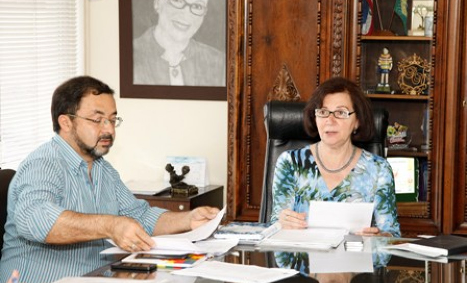 A secretária de Estado da Educação, professora Ana Seres, recebeu a direção do sindicato dos professores na tarde desta sexta-feira (20), em seu gabinete. Durante o encontro foram abordados temas de interesse da categoria, como progressões e promoções, o Programa de Desenvolvimento Educacional (PDE), orçamento para 2016, vagas remanescentes de concurso e planejamento de turmas para o próximo ano.