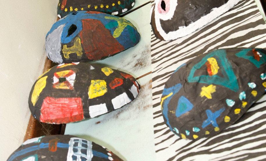 As escolas da rede estadual de ensino participaram nessa semana de uma série de atividades para a promoção, reflexão e homenagem ao Dia da Consciência Negra, celebrado oficialmente nesta sexta-feira (20). Durante o mês de novembro o tema da igualdade etnicorracial serviu de inspiração para trabalhos interdisciplinares em sala de aula e no cotidiano escolar. Na foto, a Escola Estadual Helena Dionysio, em Curitiba.