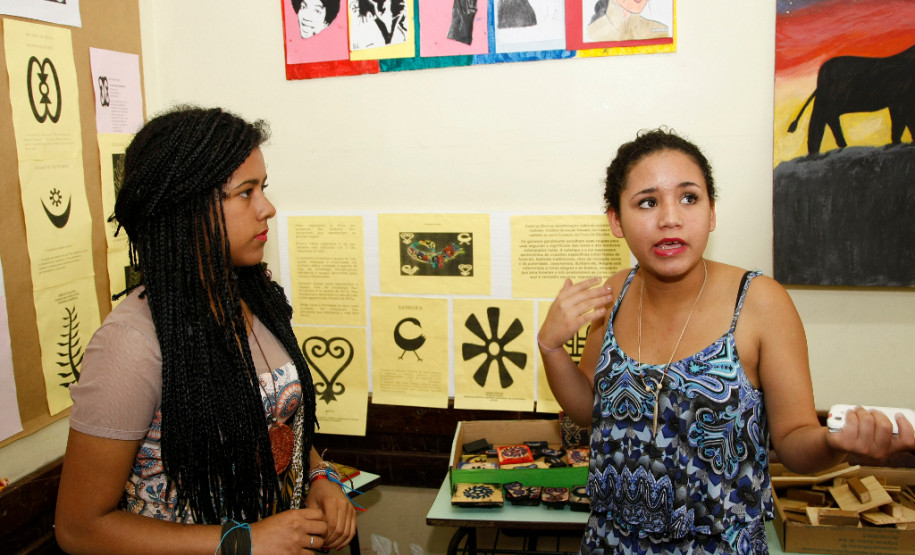 As escolas da rede estadual de ensino participaram nessa semana de uma série de atividades para a promoção, reflexão e homenagem ao Dia da Consciência Negra, celebrado oficialmente nesta sexta-feira (20). Durante o mês de novembro o tema da igualdade etnicorracial serviu de inspiração para trabalhos interdisciplinares em sala de aula e no cotidiano escolar. Na foto, a Escola Estadual Helena Dionysio, em Curitiba.