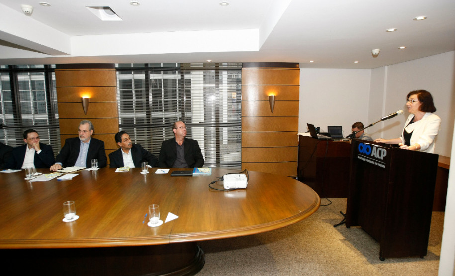 A secretária de Estado da Educação, professora Ana Seres, representou o governador Beto Richa na solenidade de lançamento do projeto “Valorização da Educação no Paraná”, realizada nesta segunda-feira (23) pela Associação Comercial do Paraná (ACP), Lions e Rotary Club. Durante a cerimônia, foi apresentado o programa “Um por todos, todos por um – Pela Ética e pela Cidadania”, desenvolvido pela Controladoria Geral da União (CGU) em parceria com o Instituto Maurício de Sousa.