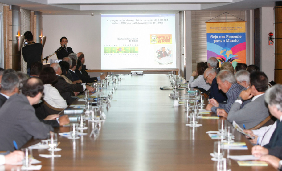 A secretária de Estado da Educação, professora Ana Seres, representou o governador Beto Richa na solenidade de lançamento do projeto “Valorização da Educação no Paraná”, realizada nesta segunda-feira (23) pela Associação Comercial do Paraná (ACP), Lions e Rotary Club. Durante a cerimônia, foi apresentado o programa “Um por todos, todos por um – Pela Ética e pela Cidadania”, desenvolvido pela Controladoria Geral da União (CGU) em parceria com o Instituto Maurício de Sousa.