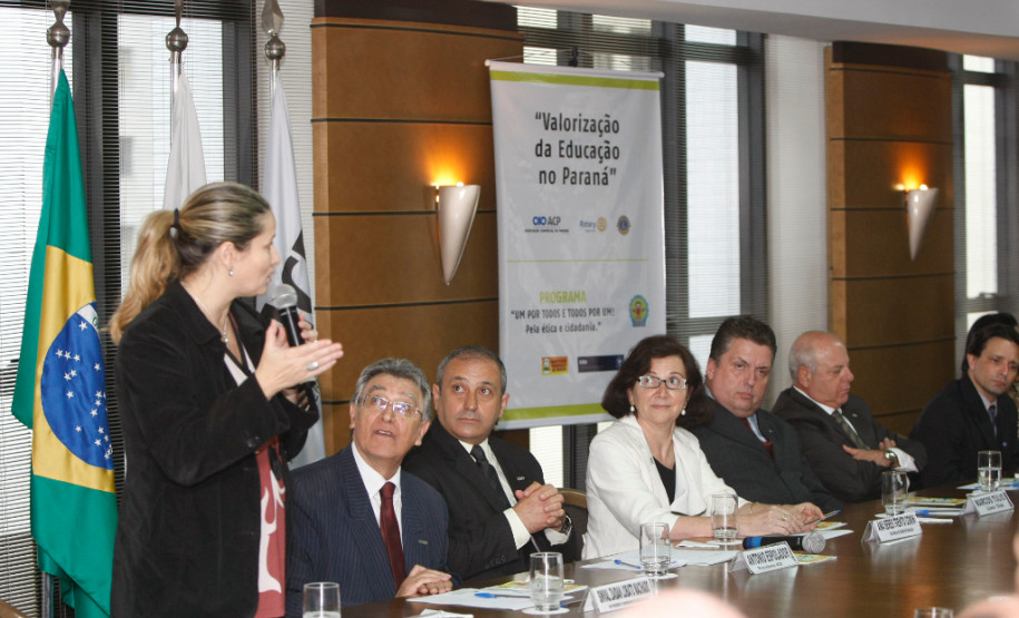 A secretária de Estado da Educação, professora Ana Seres, representou o governador Beto Richa na solenidade de lançamento do projeto “Valorização da Educação no Paraná”, realizada nesta segunda-feira (23) pela Associação Comercial do Paraná (ACP), Lions e Rotary Club. Durante a cerimônia, foi apresentado o programa “Um por todos, todos por um – Pela Ética e pela Cidadania”, desenvolvido pela Controladoria Geral da União (CGU) em parceria com o Instituto Maurício de Sousa.