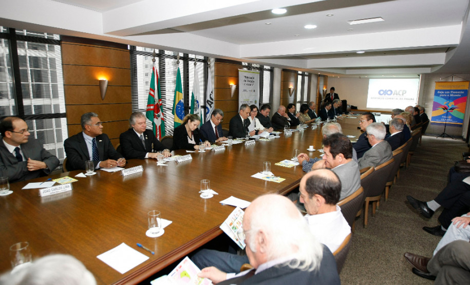 A secretária de Estado da Educação, professora Ana Seres, representou o governador Beto Richa na solenidade de lançamento do projeto “Valorização da Educação no Paraná”, realizada nesta segunda-feira (23) pela Associação Comercial do Paraná (ACP), Lions e Rotary Club. Durante a cerimônia, foi apresentado o programa “Um por todos, todos por um – Pela Ética e pela Cidadania”, desenvolvido pela Controladoria Geral da União (CGU) em parceria com o Instituto Maurício de Sousa.