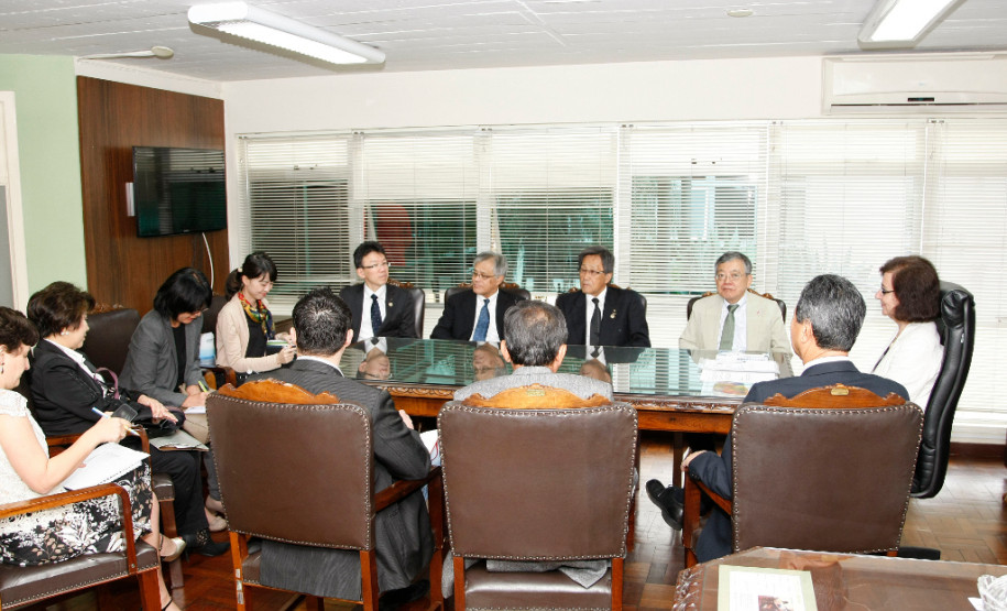 A secretária de Estado da Educação, professora Ana Seres, recebeu em seu gabinete, nesta terça-feira (24), o prefeito da cidade japonesa de Toyohashi, Sahara Koichi, acompanhado de uma comitiva de representantes daquele município. O Governo do Estado vai reforçar a parceria mantida há seis anos entre o Paraná e a cidade japonesa de Toyohashi na área de educação e, durante a reunião desta terça, foi definido que o intercâmbio será intensificado na disciplina de matemática.