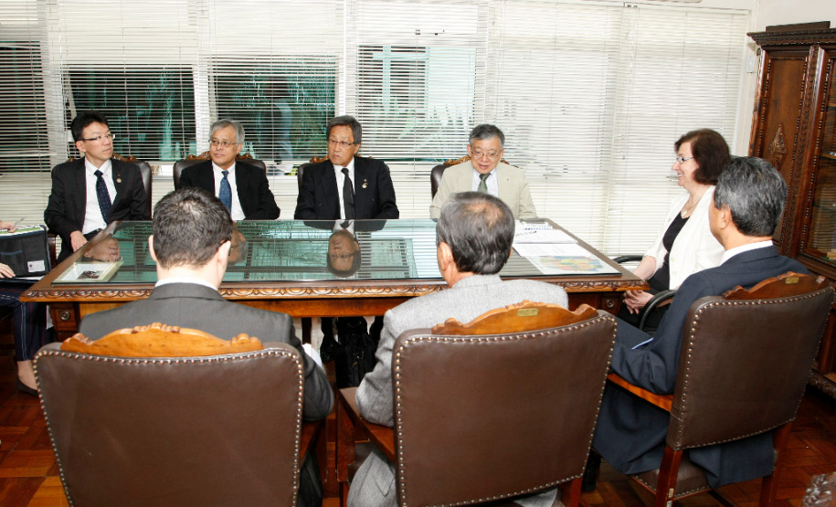 A secretária de Estado da Educação, professora Ana Seres, recebeu em seu gabinete, nesta terça-feira (24), o prefeito da cidade japonesa de Toyohashi, Sahara Koichi, acompanhado de uma comitiva de representantes daquele município. O Governo do Estado vai reforçar a parceria mantida há seis anos entre o Paraná e a cidade japonesa de Toyohashi na área de educação e, durante a reunião desta terça, foi definido que o intercâmbio será intensificado na disciplina de matemática.
