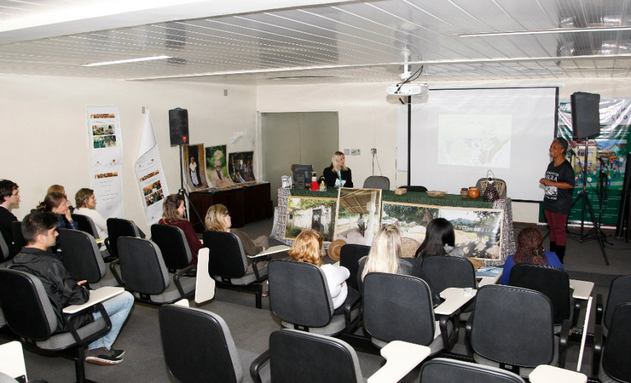 Funcionários da Secretaria de Estado da Educação participaram nesta terça-feira (24), em Curitiba, de uma mesa-redonda sobre a importância das comunidades quilombolas na composição da história e cultura paranaense. O encontro foi intermediado pela Coordenação da Educação das Relações da Diversidade Etnicorracial do Departamento de Educação, Diversidade e Direitos Humanos.