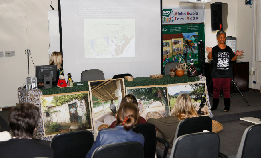 Funcionários da Secretaria de Estado da Educação participaram nesta terça-feira (24), em Curitiba, de uma mesa-redonda sobre a importância das comunidades quilombolas na composição da história e cultura paranaense. O encontro foi intermediado pela Coordenação da Educação das Relações da Diversidade Etnicorracial do Departamento de Educação, Diversidade e Direitos Humanos.