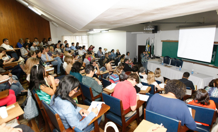 O 2° Seminário Estadual do Pacto Nacional pelo Fortalecimento do Ensino Médio terminou nesta sexta-feira (27), em Curitiba. Durante dois dias, profissionais que atuam com o ensino médio discutiram avanços das atividades e apresentaram resultados vivenciados após o início do programa, em 2013. No Paraná, o trabalho foi realizado de maneira descentralizada em parceria com sete universidades estaduais e duas federais.