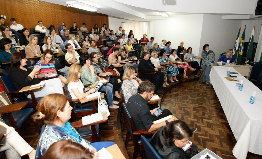 O 2° Seminário Estadual do Pacto Nacional pelo Fortalecimento do Ensino Médio terminou nesta sexta-feira (27), em Curitiba. Durante dois dias, profissionais que atuam com o ensino médio discutiram avanços das atividades e apresentaram resultados vivenciados após o início do programa, em 2013. No Paraná, o trabalho foi realizado de maneira descentralizada em parceria com sete universidades estaduais e duas federais.