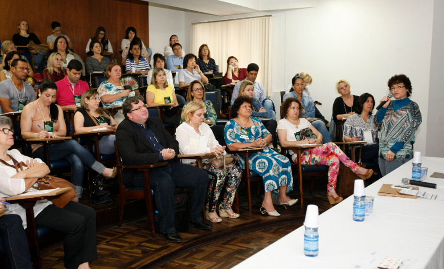 O 2° Seminário Estadual do Pacto Nacional pelo Fortalecimento do Ensino Médio terminou nesta sexta-feira (27), em Curitiba. Durante dois dias, profissionais que atuam com o ensino médio discutiram avanços das atividades e apresentaram resultados vivenciados após o início do programa, em 2013. No Paraná, o trabalho foi realizado de maneira descentralizada em parceria com sete universidades estaduais e duas federais.