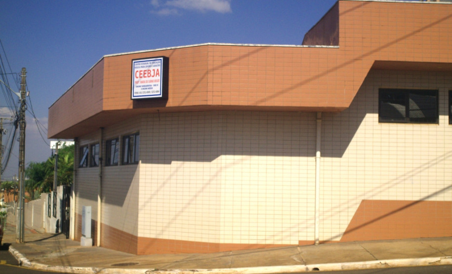 A Educação para Jovens e Adultos é ofertada para quem tem idade acima de 15 anos e já concluiu as séries iniciais do ensino fundamental. Ao fazer a matrícula, o aluno pode elaborar junto com a escola o calendário das disciplinas de acordo com a sua disponibilidade de horário. Com isso, o tempo de duração do curso varia de acordo com o cronograma elaborado pelo estudante. Na foto, o Ceebja Professora Maria do Carmo Bocati.