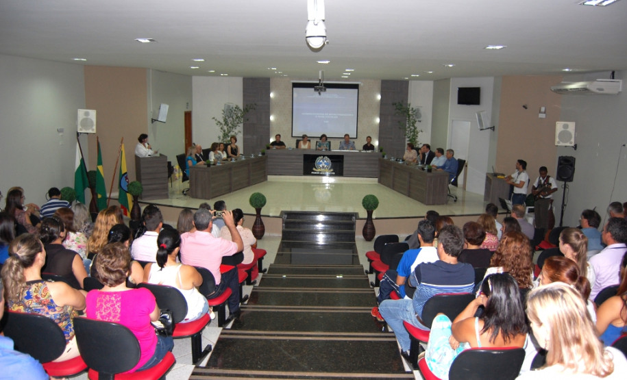 A primeira colocada de cada Núcleo recebeu R$ 3 mil em cota extra do Fundo Rotativo, a segunda, R$ 2 mil e a terceira, R$ 1 mil. Além disso, todas as premiadas receberam kits com um projetor de imagem, um HD externo, roteador e pen-drives. A escolha das vencedoras foi feita por uma comissão formada pelos técnicos da CAF e da área pedagógica que trabalham nos Núcleos Regionais de Educação.