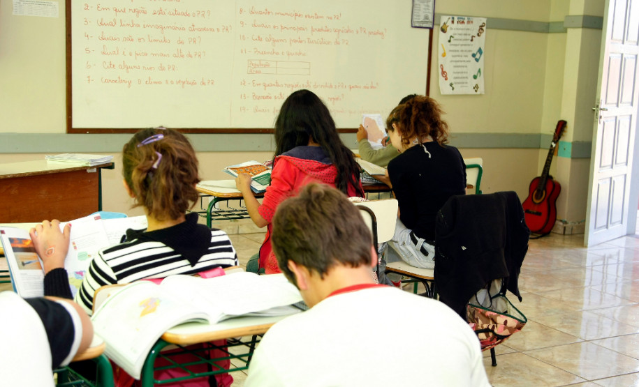 As 2,1 mil escolas estaduais de todo o Paraná irão escolher nesta quinta-feira (3), de forma democrática, os seus diretores para os próximos quatro anos. A eleição, que contará com a participação da comunidade escolar, será direta e o voto não mais paritário, mas universal, com o mesmo peso para professores, funcionários, estudantes com mais de 16 anos e pais de alunos que ainda não têm idade para votar. O processo é coordenado pela Secretaria de Estado da Educação.