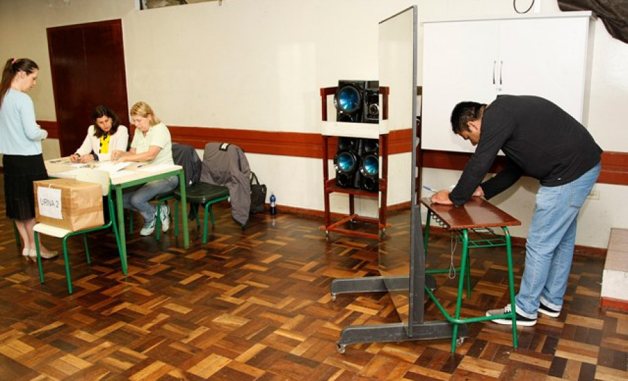 Toda a comunidade escolar da Rede Estadual de Ensino do Paraná está envolvida no processo de escolha dos diretores nesta quinta-feira (3). Desde as 8h até as 22h, pais, alunos, professores e funcionários podem votar de forma democrática para escolher o gestor que ficará a frente das escolas nos próximos quatro anos.