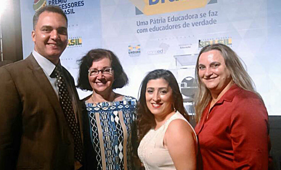 A secretária de Educação do Paraná, professora Ana Seres, participou nesta quinta-feira (03) da entrega do Prêmio Gestão Escolar do Conselho Nacional de Secretários de Educação (Consed), nível nacional, realizada em Brasília (DF). Pelo Paraná, o destaque foi o Colégio Helena Kolody, de Sarandi, que representou o Estado no evento.