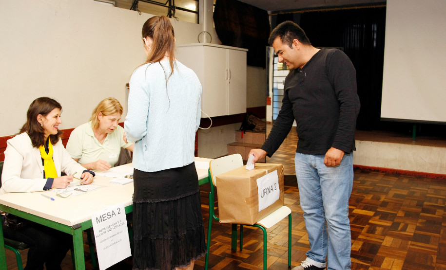 A eleição de diretores nas 2,1 mil escolas estaduais do Paraná aconteceu de forma tranquila e toda a comunidade escolar teve a oportunidade de participar de forma democrática. A votação terminou às 22 horas de quinta-feira (3) e logo após as escolas começaram as apurações.