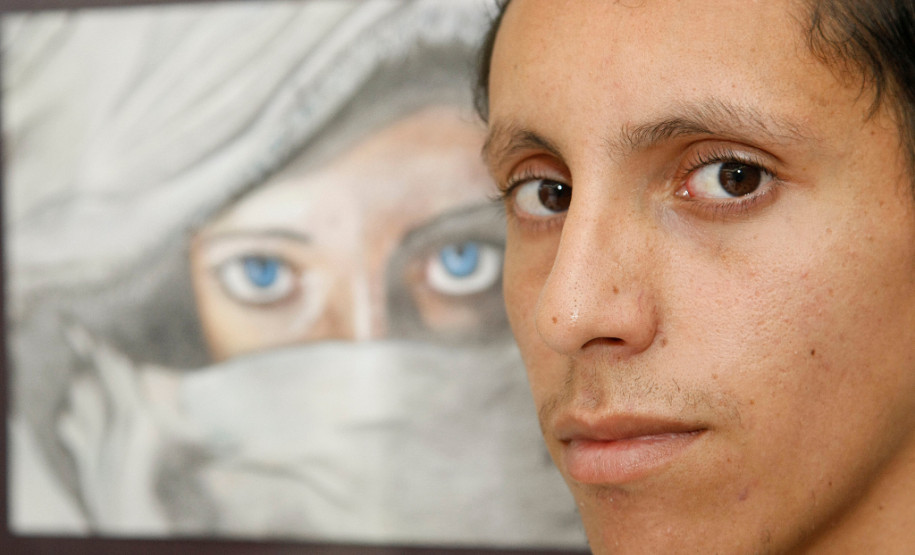 Enquanto conta as horas para concluir o ensino médio, o aluno William Ferreira Sene, 17 anos, do 3° ano, do Colégio Estadual Olivio Belich, em Curitiba, continua em casa a recuperação após o tratamento de câncer