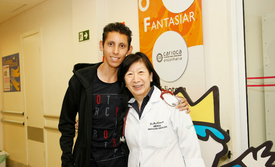 Enquanto conta as horas para concluir o ensino médio, o aluno William Ferreira Sene, 17 anos, do 3° ano, do Colégio Estadual Olivio Belich, em Curitiba, continua em casa a recuperação após o tratamento de câncer