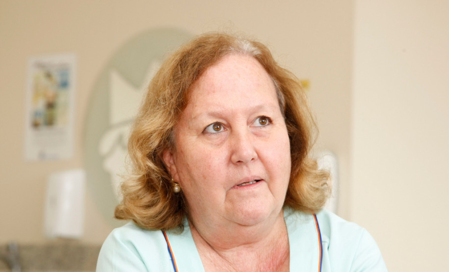 Quando o aluno recebe alta hospitalar, mas continua afastado da escola em tratamento em casa, ele recebe o acompanhamento em sua própria residência. “A educação hospitalar, além de garantir que o aluno não perca nenhum conteúdo, serve como motivação durante o tempo em que eles estão em tratamento”, afirma a pedagoga Marisa Destefani Alves, que atua na modalidade há oito anos.