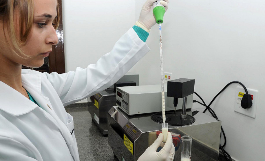 Vigilância barra distribuição de leite com formol Técnica analisa amostra de leite.