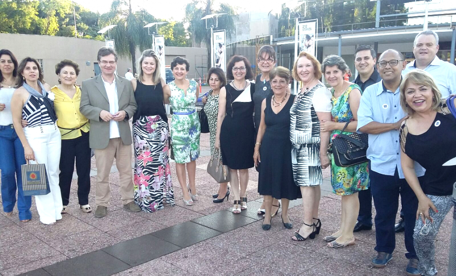 Os 32 chefes de Núcleos Regionais da Educação (NREs) do Paraná estão reunidos nesta quinta (10) e sexta-feira (11) em Foz do Iguaçu, no Oeste do Estado, onde participam da última grande reunião do ano. O encontro conta com a presença da secretária de Estado da Educação, do diretor-geral da SEED, Edmundo da Veiga, das superintendentes Vanda Dolci Garcia (Desenvolvimento Educacional) e Fabiana Cristina Campos (Educação), além de chefes de departamentos.