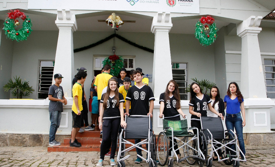 Estudantes do terceiro ano do ensino médio do Colégio Estadual Tenente Sprenger, em Pinhais, na Região Metropolitana de Curitiba (RMC), entregaram nesta sexta-feira (11) três cadeiras de rodas ao Hospital Colônia Adauto Botelho, em Quatro Barras. Ainda serão entregues outras duas cadeiras na próxima semana.