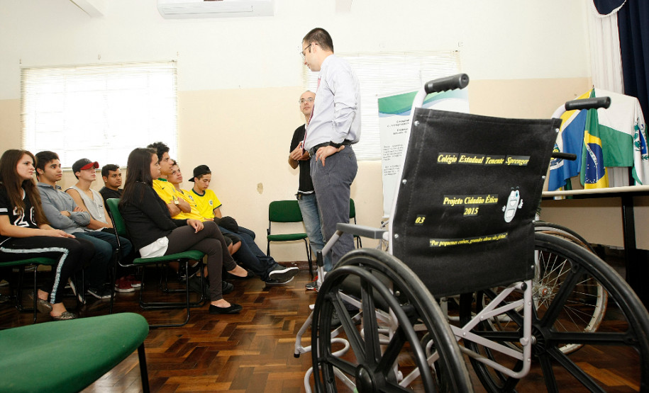 Estudantes do terceiro ano do ensino médio do Colégio Estadual Tenente Sprenger, em Pinhais, na Região Metropolitana de Curitiba (RMC), entregaram nesta sexta-feira (11) três cadeiras de rodas ao Hospital Colônia Adauto Botelho, em Quatro Barras. Ainda serão entregues outras duas cadeiras na próxima semana.