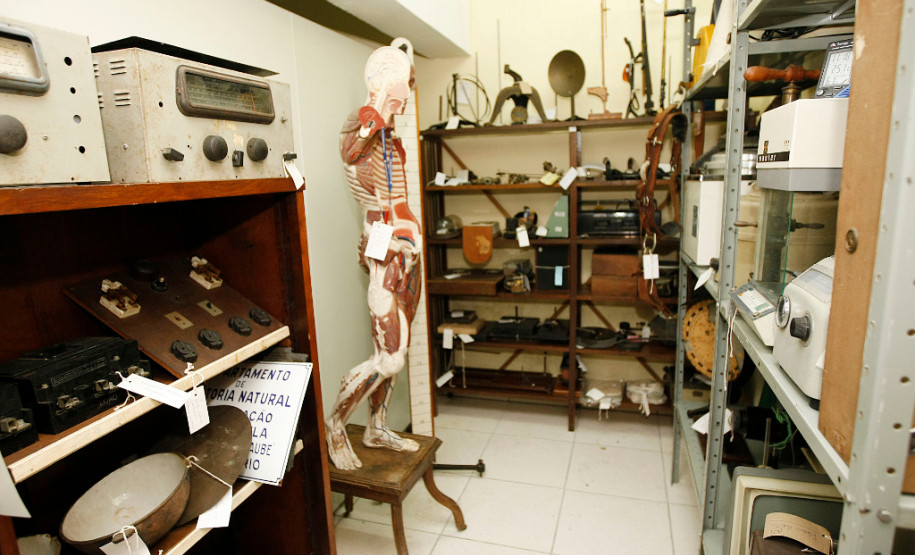 O Centro da Memória do Colégio Estadual do Paraná, em Curitiba, está em fase final de catalogação e restauração do acervo e deve reabrir no segundo semestre de 2016. O memorial está entre as principais referências do país em pesquisas históricas sobre a evolução da educação pública.