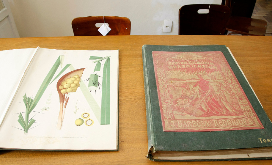 O Centro da Memória do Colégio Estadual do Paraná, em Curitiba, está em fase final de catalogação e restauração do acervo e deve reabrir no segundo semestre de 2016. O memorial está entre as principais referências do país em pesquisas históricas sobre a evolução da educação pública.